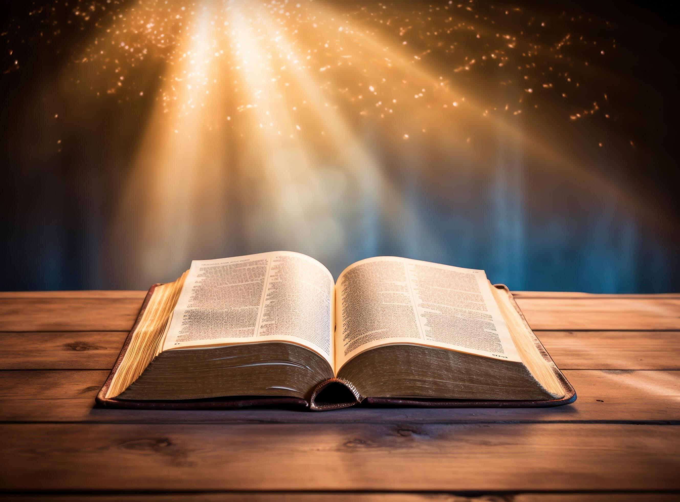 Bible ouverte avec lumière divine